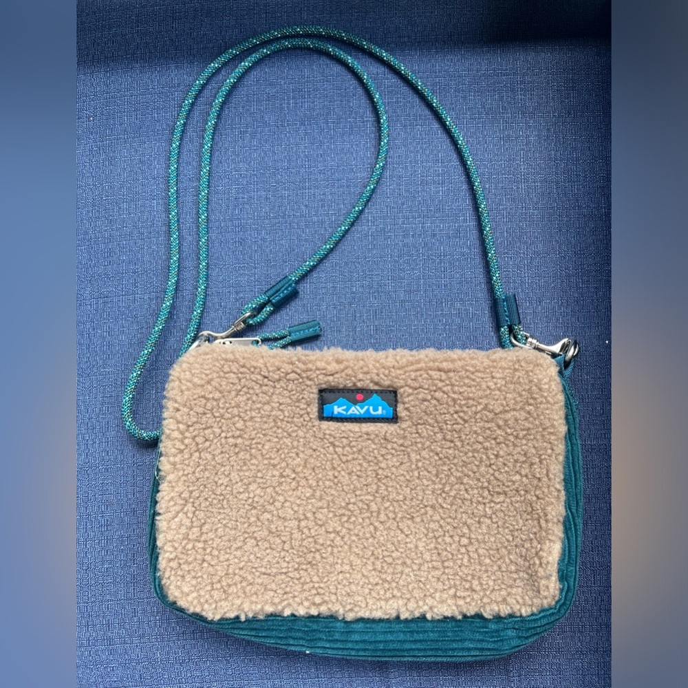 Kavu- So Snuggy Crossbody Bag-Like new condition